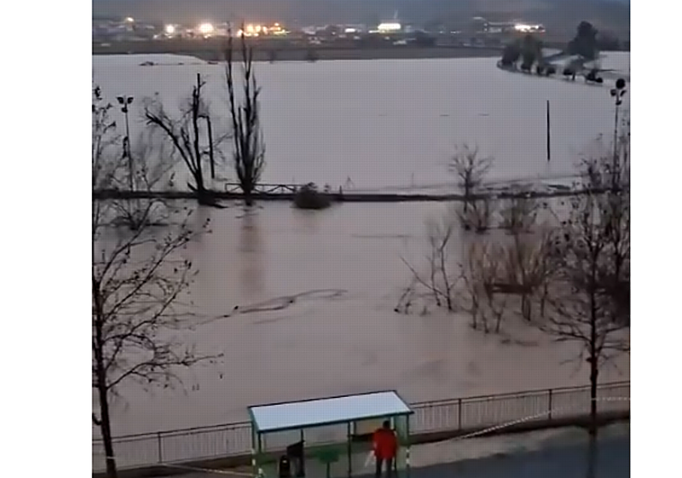 Rescatan a una familia de un cortijo en Huétor Tájar